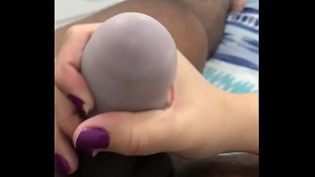 Esposa adora gravar vidios de sexo filmou punhetando o marido com egg